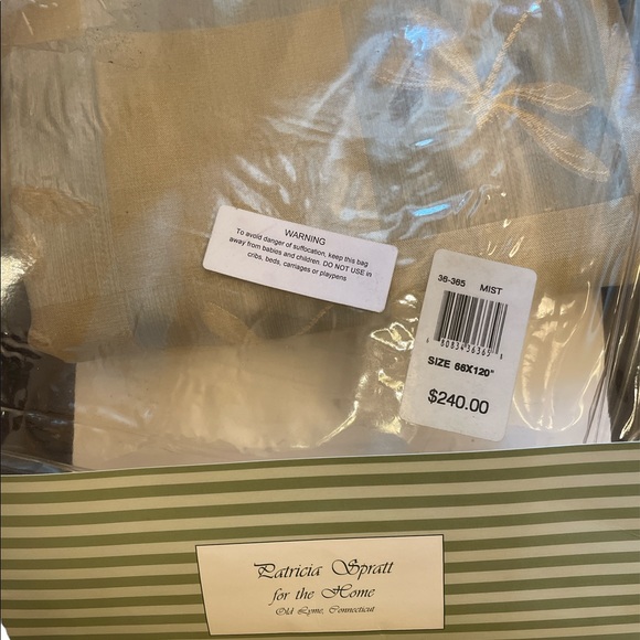 Patricia Spratt Table Linens 66" x 120" - Picture 3 of 3